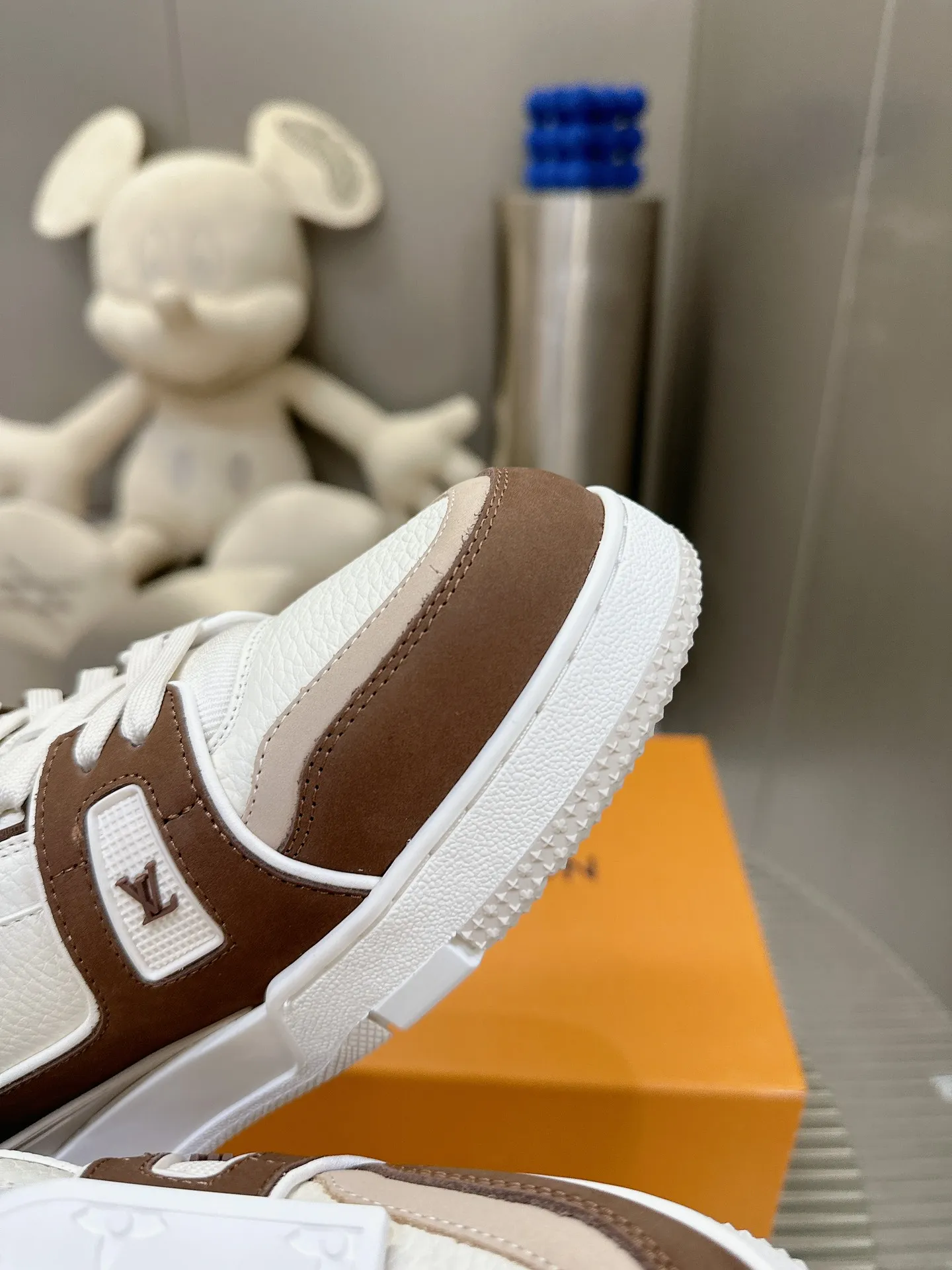 👟👟Ex-factory price 840👟👟The highest version on the Internet⚠️Feel free to compare! 2021🔥New model, purchase quality LV~Louis Vuitton by Virgin Abloh’s best-looking sneakers, Donkey Brand strongly recommends new products, official website limited edition retro basketball sneakers! Both high and low tops cost money to purchase 1:1 accurate replicas of the originals. The details are invincible, full of sincerity, imported custom-made original cowhide, the original package method is the same, the details are 100% restored, and the private model customized the original one-piece T👟👟factory price U outsole, which is different from other brands. Without the original version, this effect cannot be achieved! 35-45 (46 is custom-made and non-refundable) Some colors are available in women’s styles